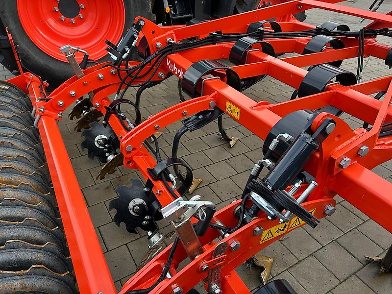 Kubota CU1300 Leichtgrubber 3,0m Actipackwalze