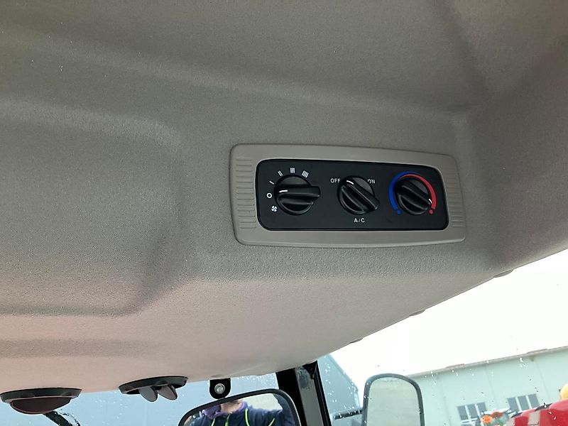 TYM T495 SH mit Kabine und Fronthydraulik