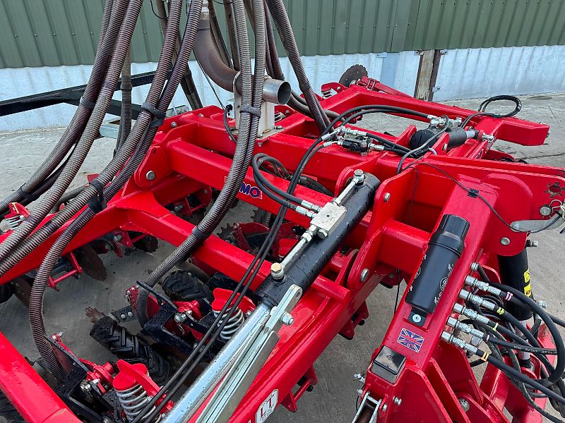 SUMO DD4 Seed Drill c/w Front Tank