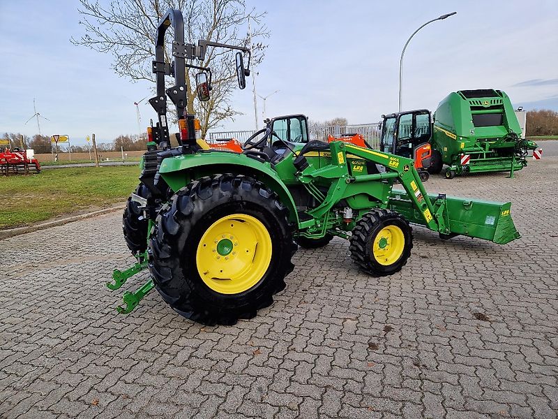 John Deere 4052M mit Frontlader