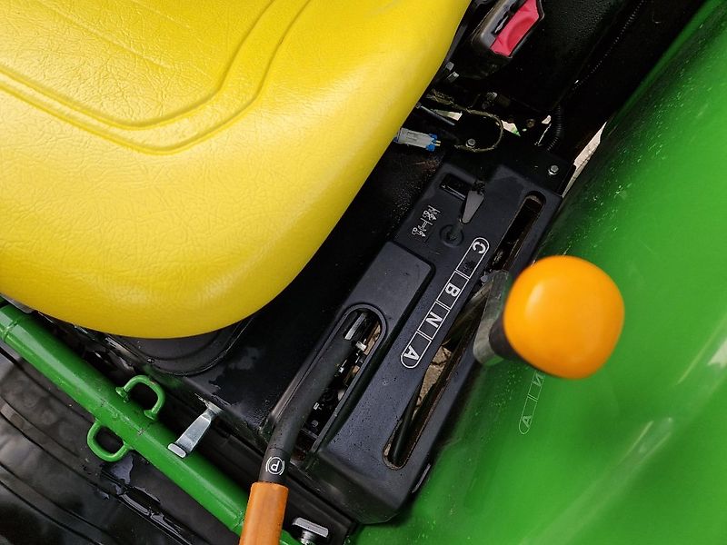 John Deere 4052M mit Frontlader