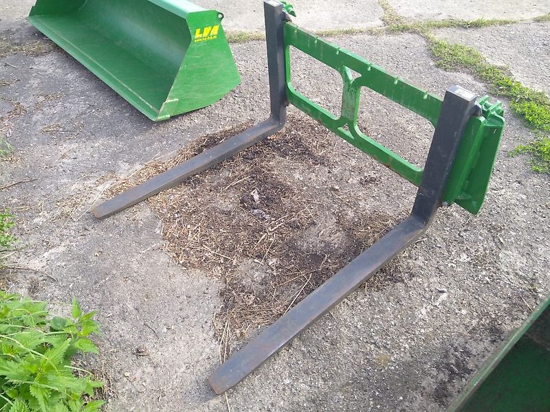 John Deere 4052M mit Frontlader