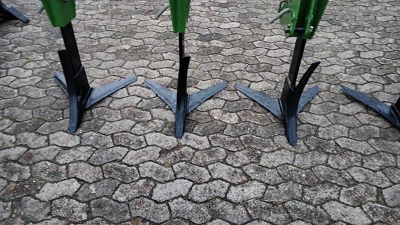 Amazone Amazone Amazone TL 401 Tiefenlockerer 450 cm Arbeitsbreite 6 Grubberstiele mit 75 cm Reihenabstand Arbeitstiefe bis über 100 cm mit Drehspindeln ideal für 75 cm Reihenkulturen zur Lockerung von Pflugsohlen Verdichtungen Frontgrubber Vorbaugrubber