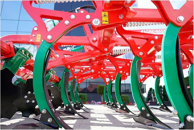 AGRO-MASZ Runner30 Grubber / Stoppelaggregat, 10 Zinken mit Federsicherung, hydraulisch verstellbare Rohrstabwalze