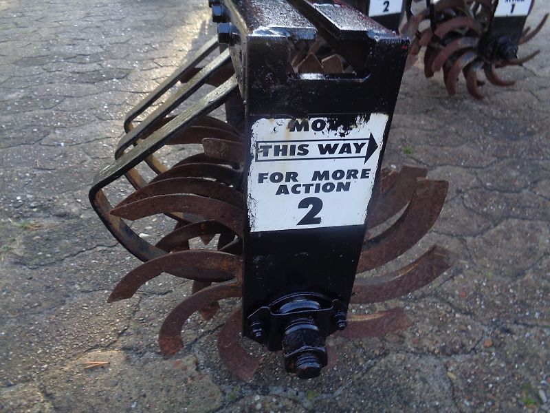 Becker 6 reihiger Reihendüngerstreuer mit 75 cm Reihenabstand mit hydraulischer Klappung auf 3 m mit Gänsfußscharen und Rollhackelementen zur Düngereinarbeitung sowie Rollhackelementen zur Bestandspflege der Reihenkultur Reihenabstände variabel bis 75 cm einstel