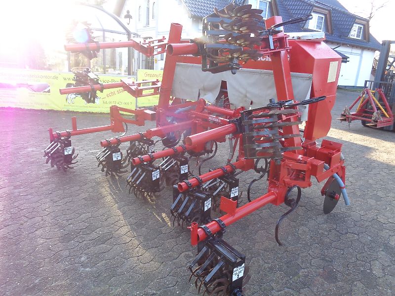 Becker 6 reihiger Reihendüngerstreuer mit 75 cm Reihenabstand mit hydraulischer Klappung auf 3 m mit Gänsfußscharen und Rollhackelementen zur Düngereinarbeitung sowie Rollhackelementen zur Bestandspflege der Reihenkultur Reihenabstände variabel bis 75 cm einstel