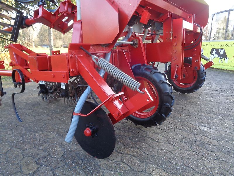 Becker 6 reihiger Reihendüngerstreuer mit 75 cm Reihenabstand mit hydraulischer Klappung auf 3 m mit Gänsfußscharen und Rollhackelementen zur Düngereinarbeitung sowie Rollhackelementen zur Bestandspflege der Reihenkultur Reihenabstände variabel bis 75 cm einstel