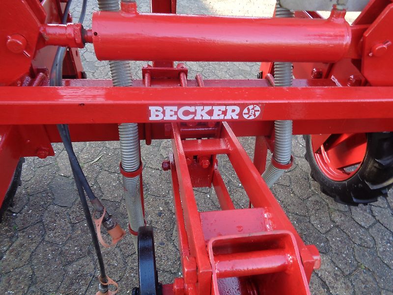 Becker 6 reihiger Reihendüngerstreuer mit 75 cm Reihenabstand mit hydraulischer Klappung auf 3 m mit Gänsfußscharen und Rollhackelementen zur Düngereinarbeitung sowie Rollhackelementen zur Bestandspflege der Reihenkultur Reihenabstände variabel bis 75 cm einstel
