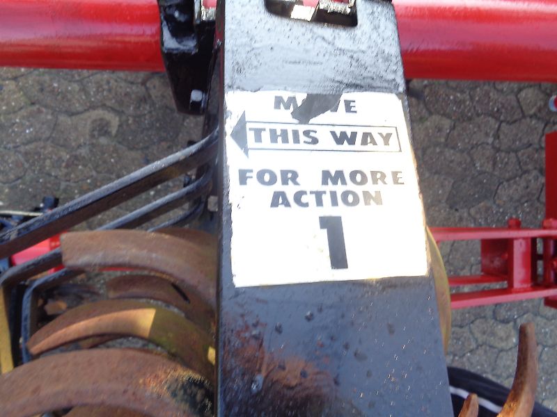 Becker 6 reihiger Reihendüngerstreuer mit 75 cm Reihenabstand mit hydraulischer Klappung auf 3 m mit Gänsfußscharen und Rollhackelementen zur Düngereinarbeitung sowie Rollhackelementen zur Bestandspflege der Reihenkultur Reihenabstände variabel bis 75 cm einstel