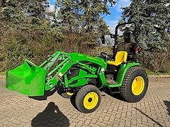 John Deere 3038E mit Frontlader und Schaufel